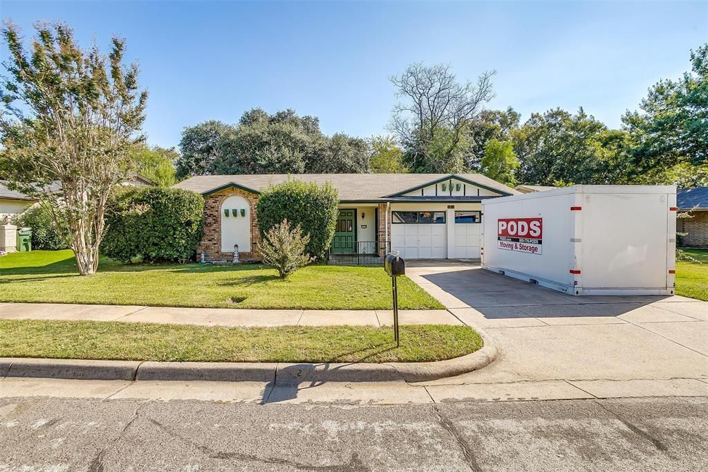 2310 Vineyard Dr, Arlington, TX 76015