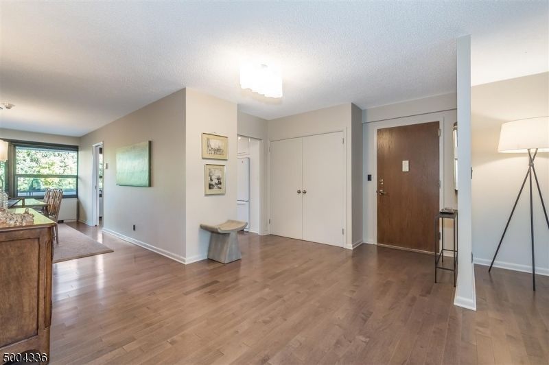 2 Claridge Dr #1HE, Verona, NJ 07044