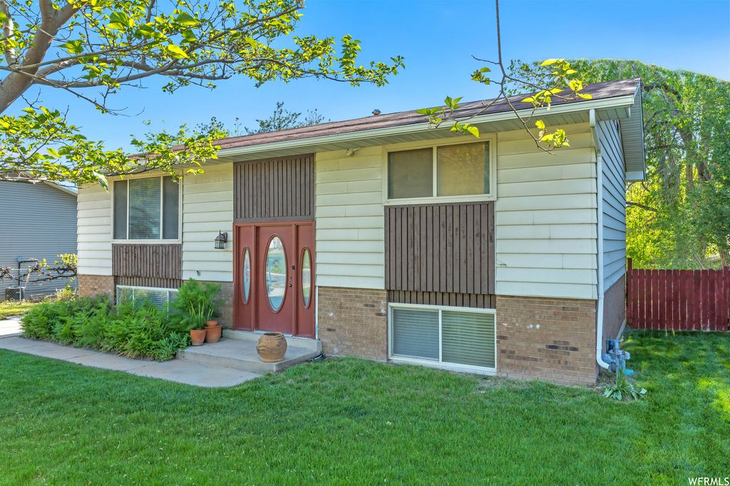 9620 S Mumford Dr, Sandy, UT 84094