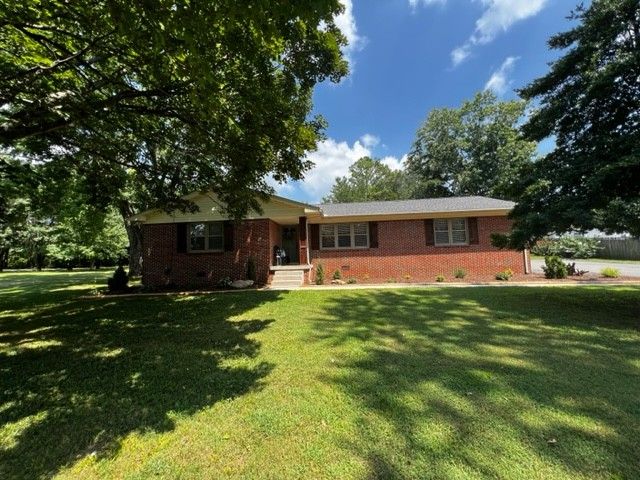 1009 Holders Cove Rd, Winchester, TN 37398