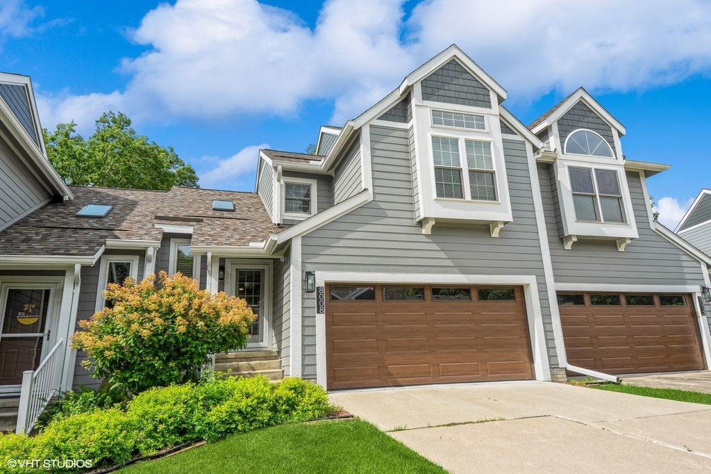 8008 Cobblestone Rd, Urbandale, IA 50322