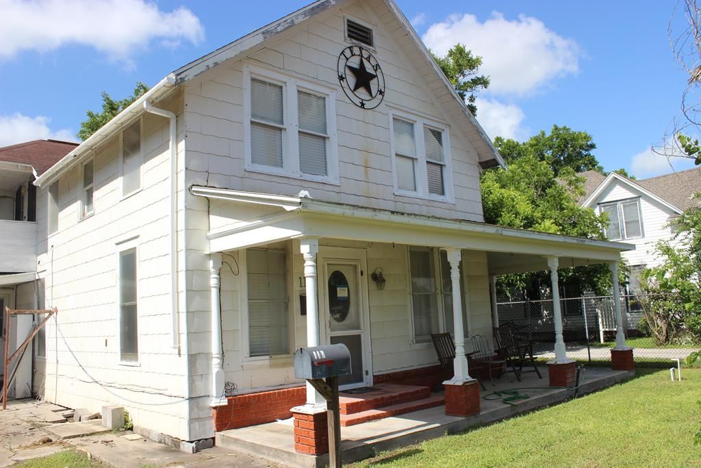 110-112 Main St, Palacios, TX 77465