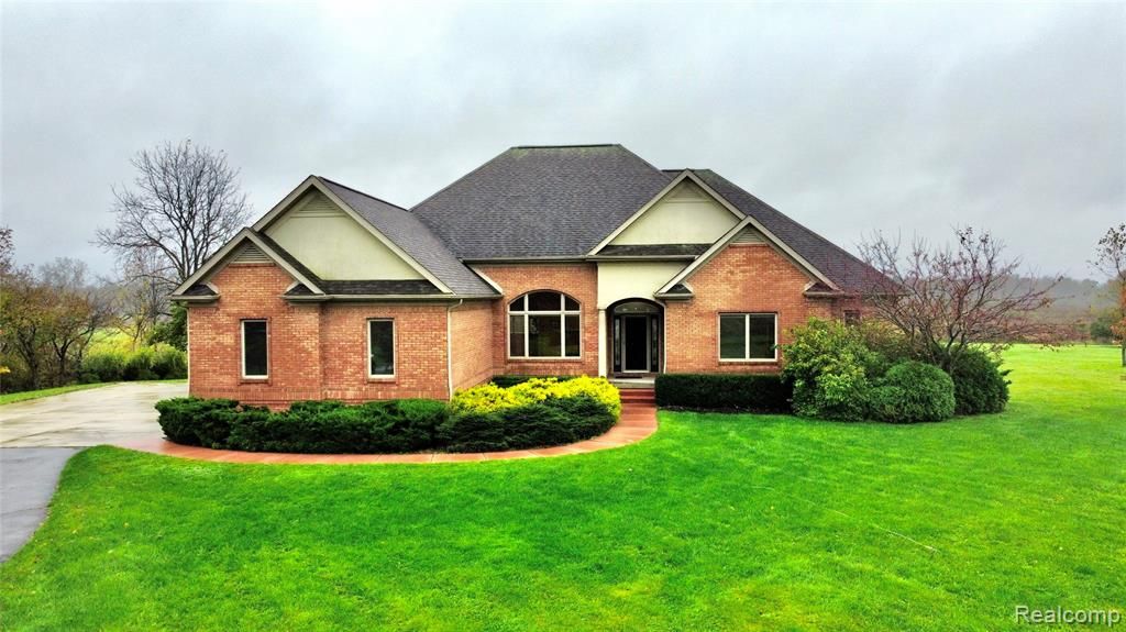 8407 Lahring Rd, Gaines, MI 48436