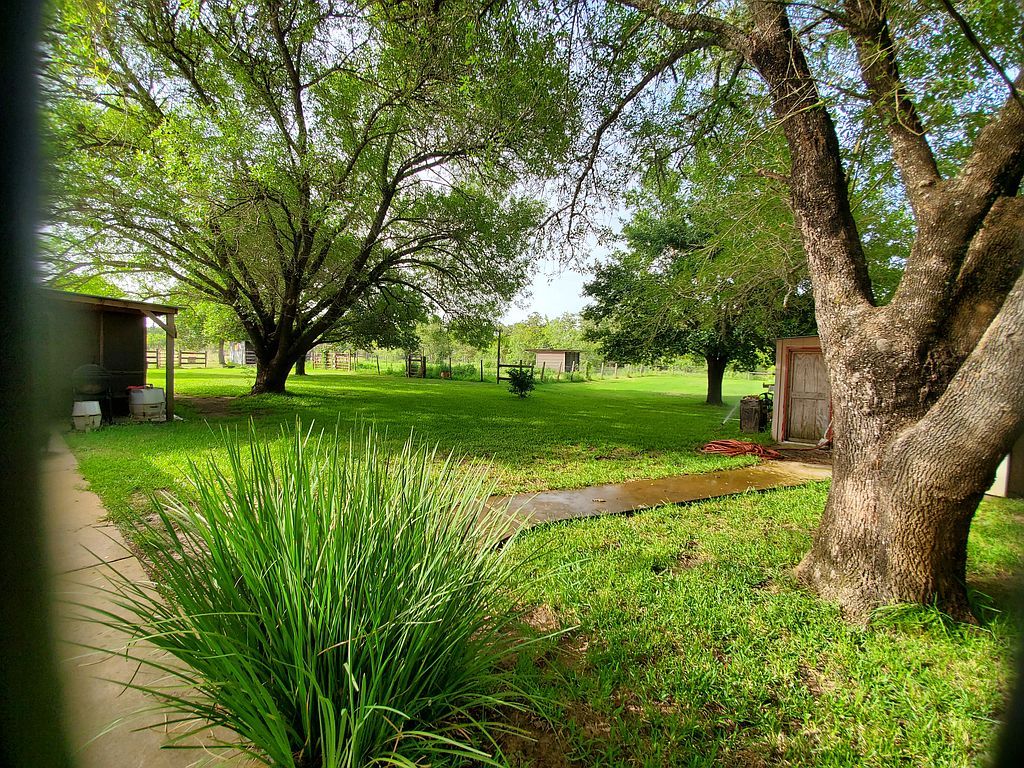 1050 County Road 411, Somerville, TX 77879
