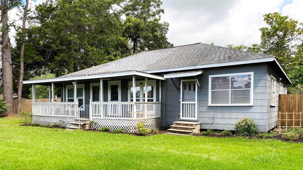 818 1/2 Brazos St, West Columbia, TX 77486