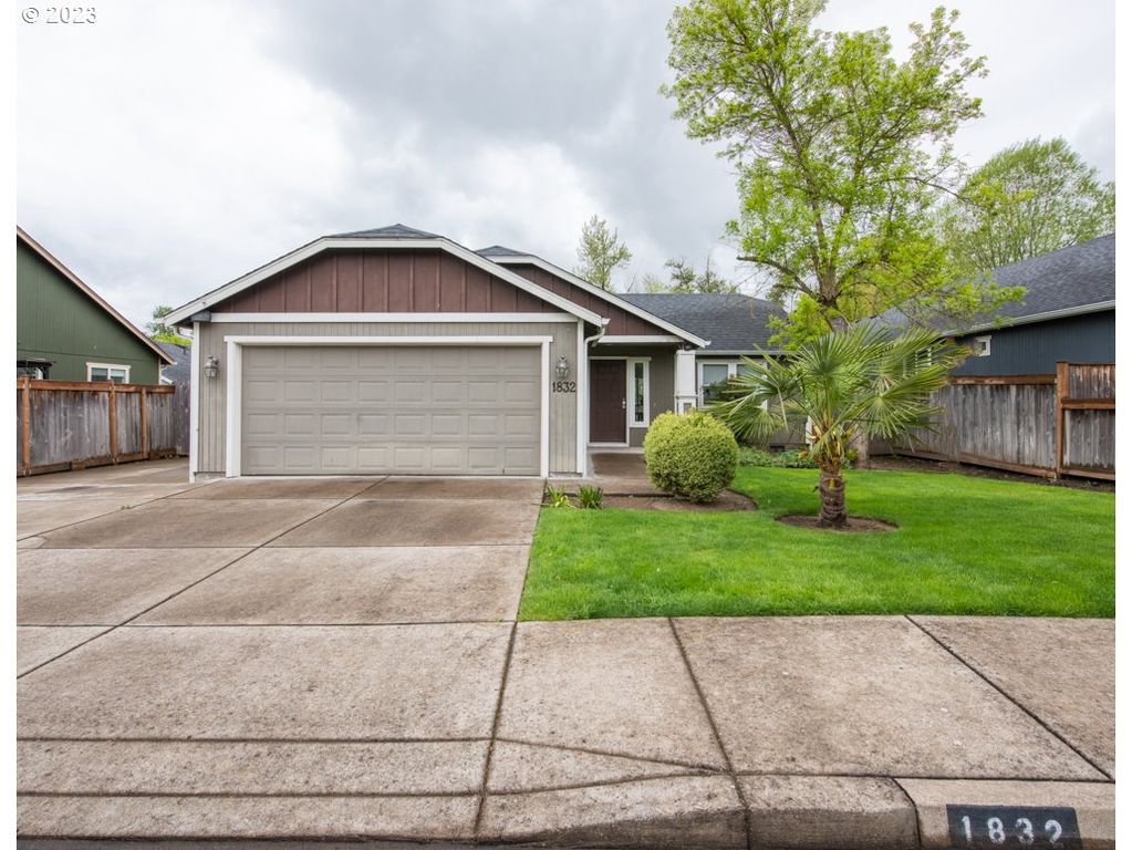 1832 S  57th Pl, Springfield, OR 97478