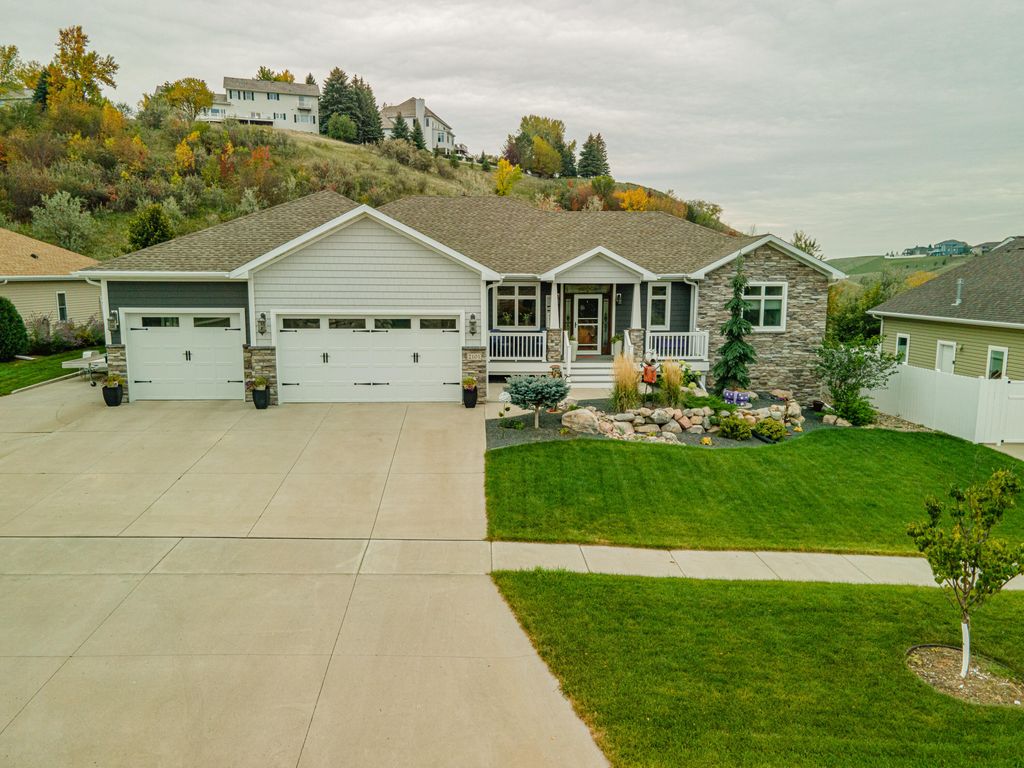 2101 Valley Dr, Bismarck, ND 58503