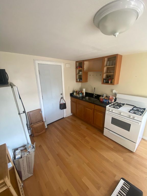 672 E Broadway #3, Boston, MA 02127