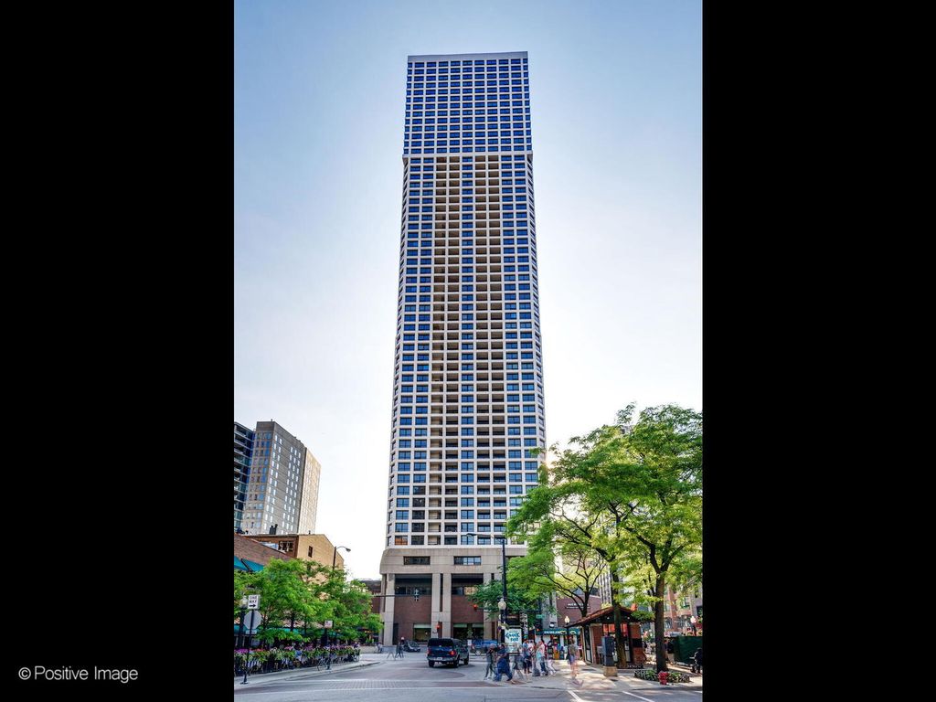 1030 N State St #9C, Chicago, IL 60610