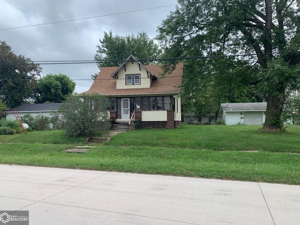303 Wilson St, Blakesburg, IA 52536