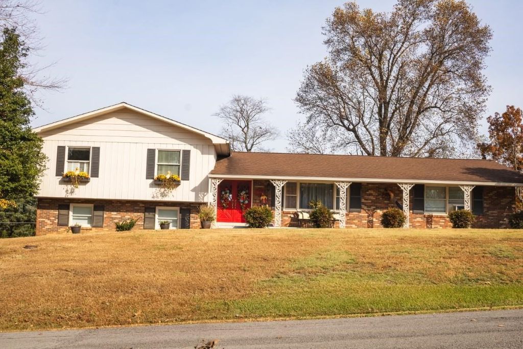 231 Twin Hills Dr, Greenville, KY 42345