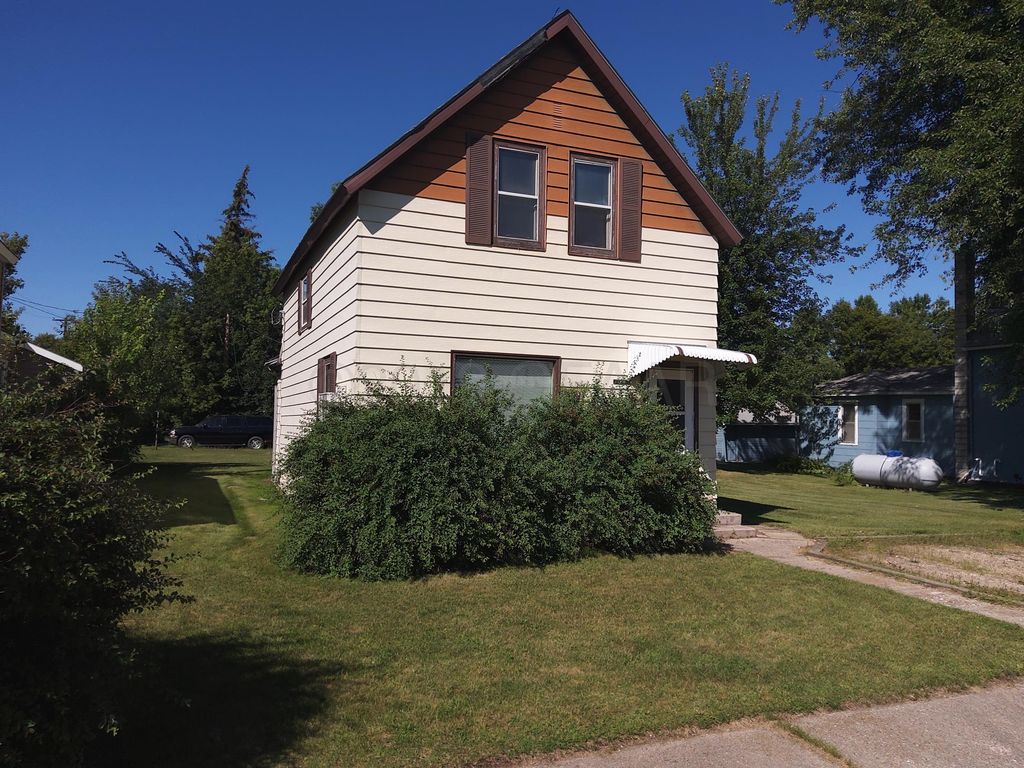 605 W  Front St, Larimore, ND 58251