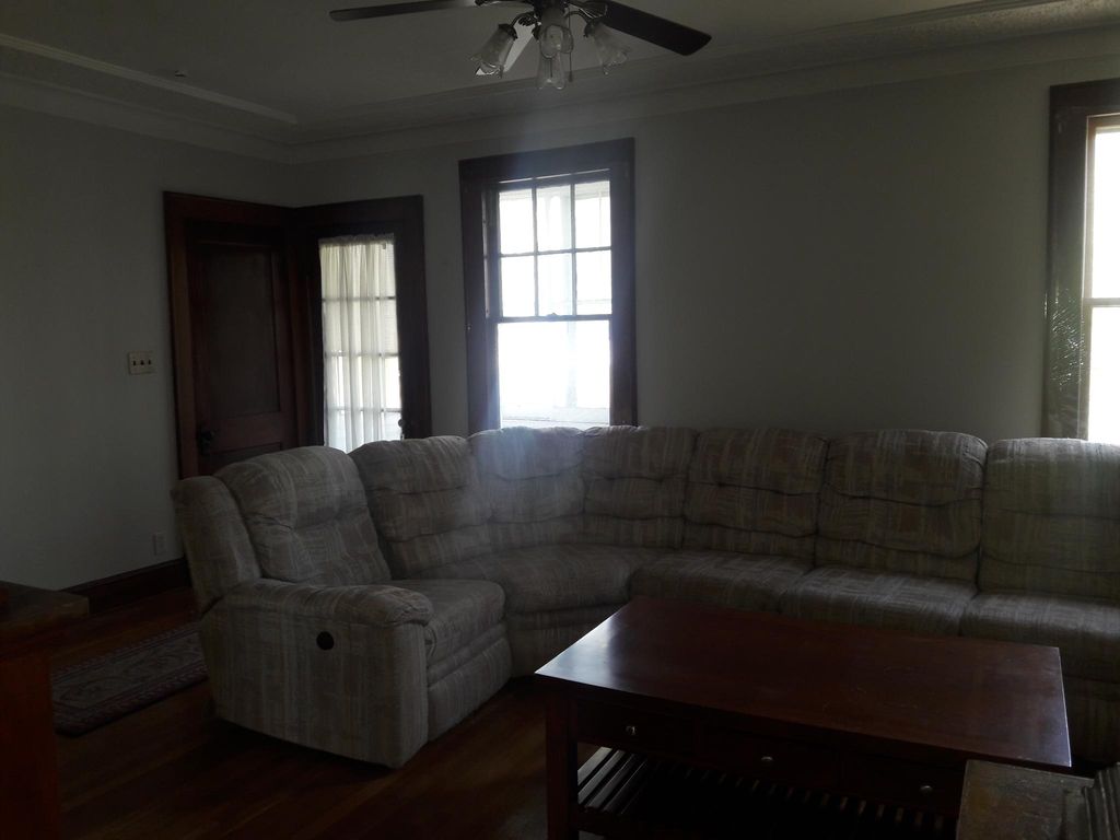 196 Roxbury Rd, New Britain, CT 06053