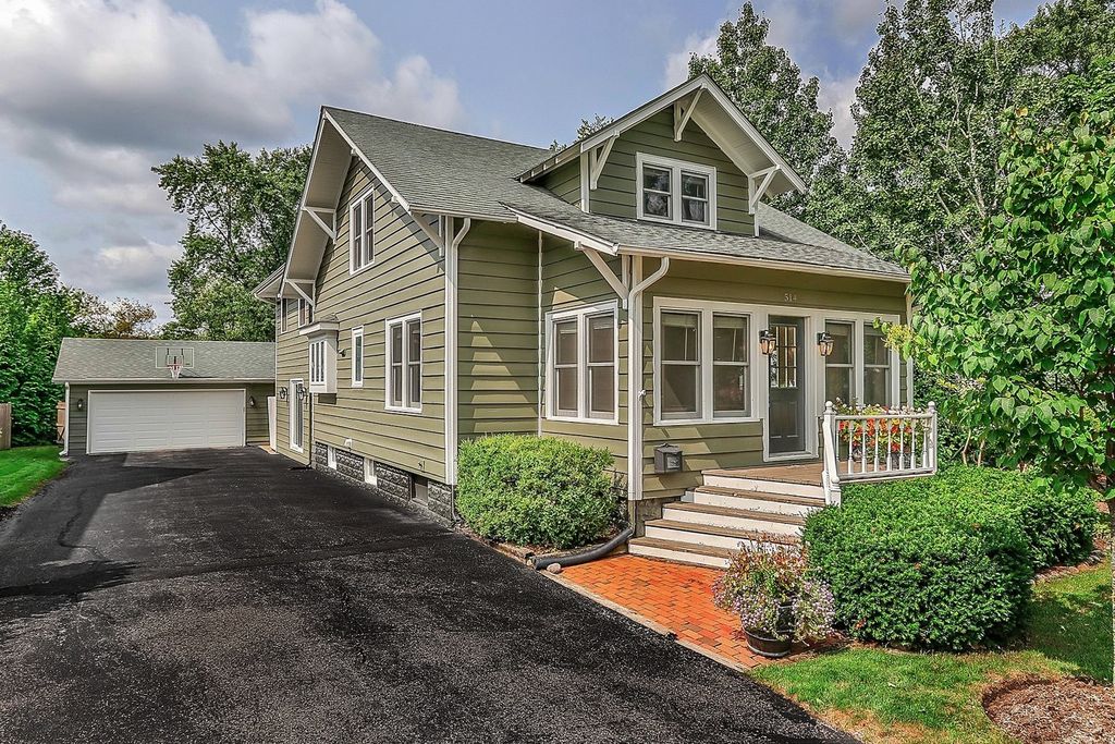 514 North Ave, Barrington, IL 60010