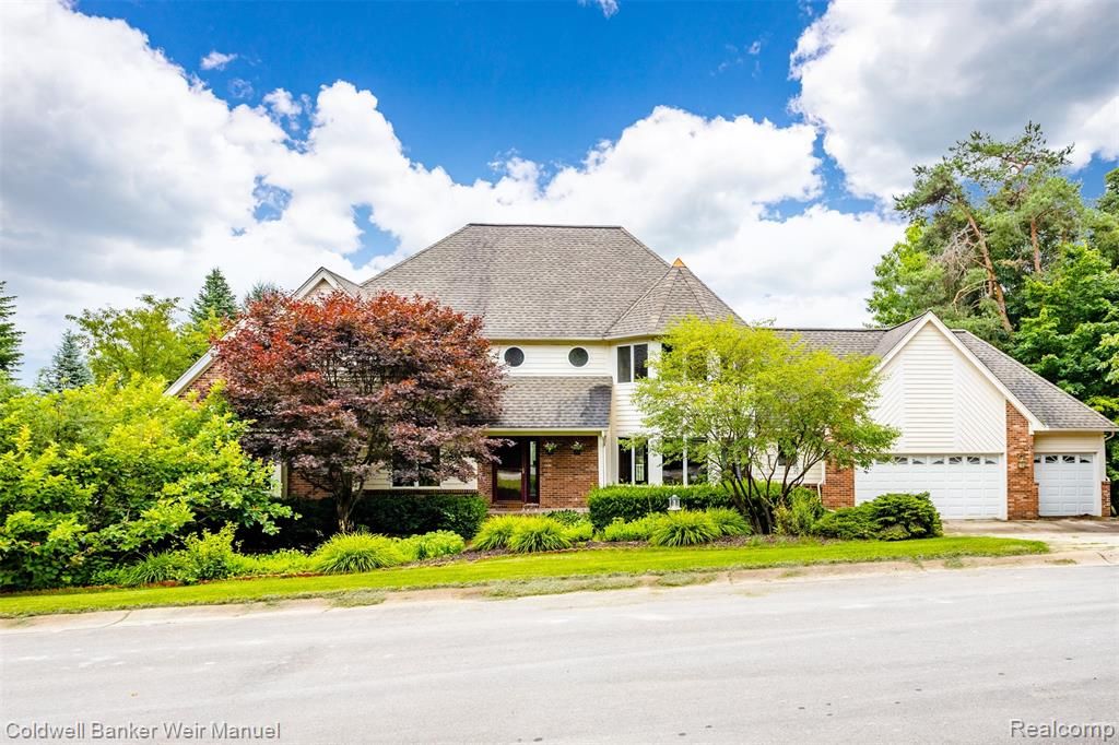 2750 Bayview Dr, Pinckney, MI 48169