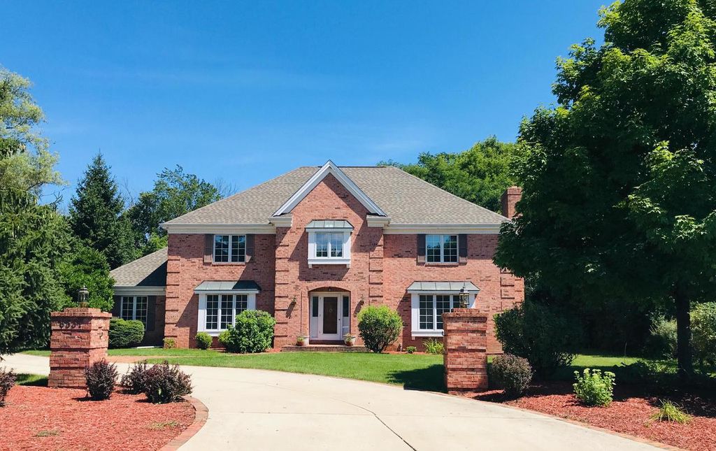 6337 Parkview Rd, Greendale, WI 53129 5 Bed, 4 Bath SingleFamily