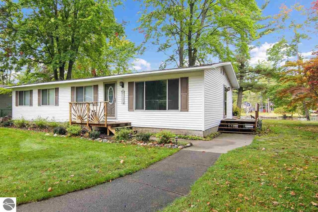 8037 Aarwood Trl NW, Rapid City, MI 49676