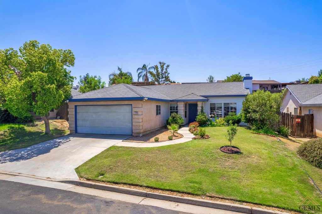 6109 Royal Coach Dr, Bakersfield, CA 93306