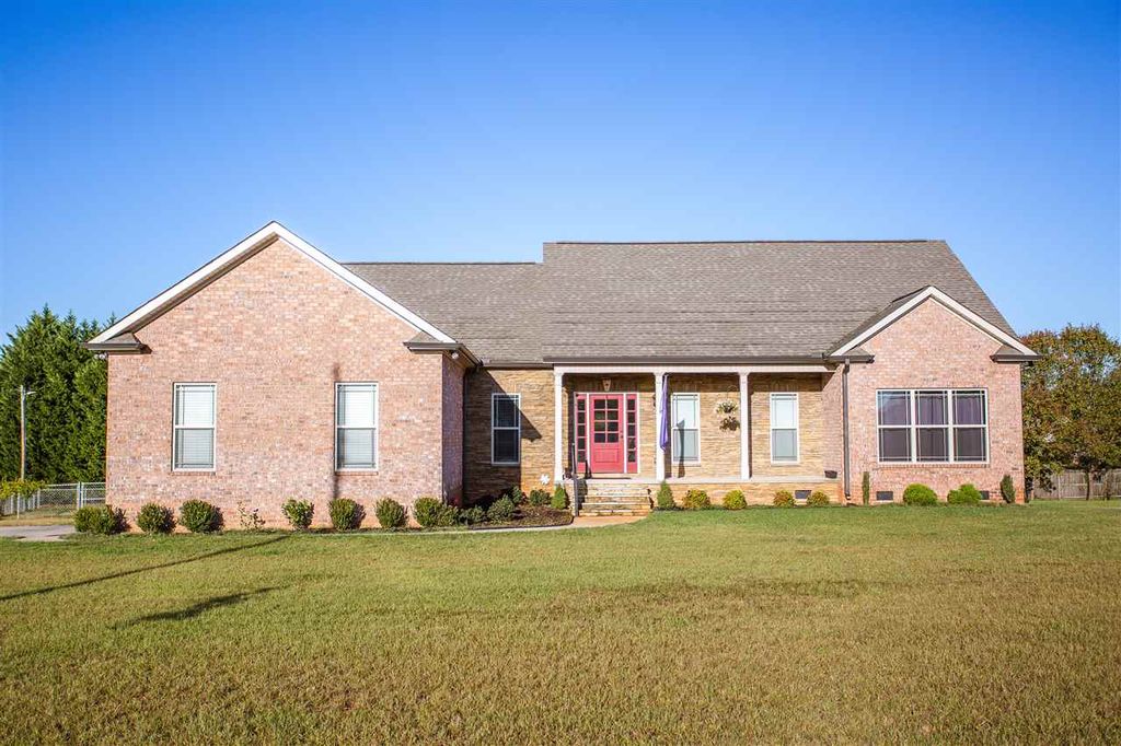 4401 Parris Bridge Rd, Boiling Springs, SC 3 Bed, 2 Bath Single
