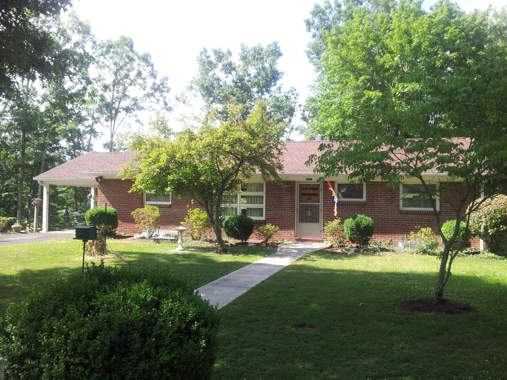 916 White Oak Dr, Covington, VA 24426