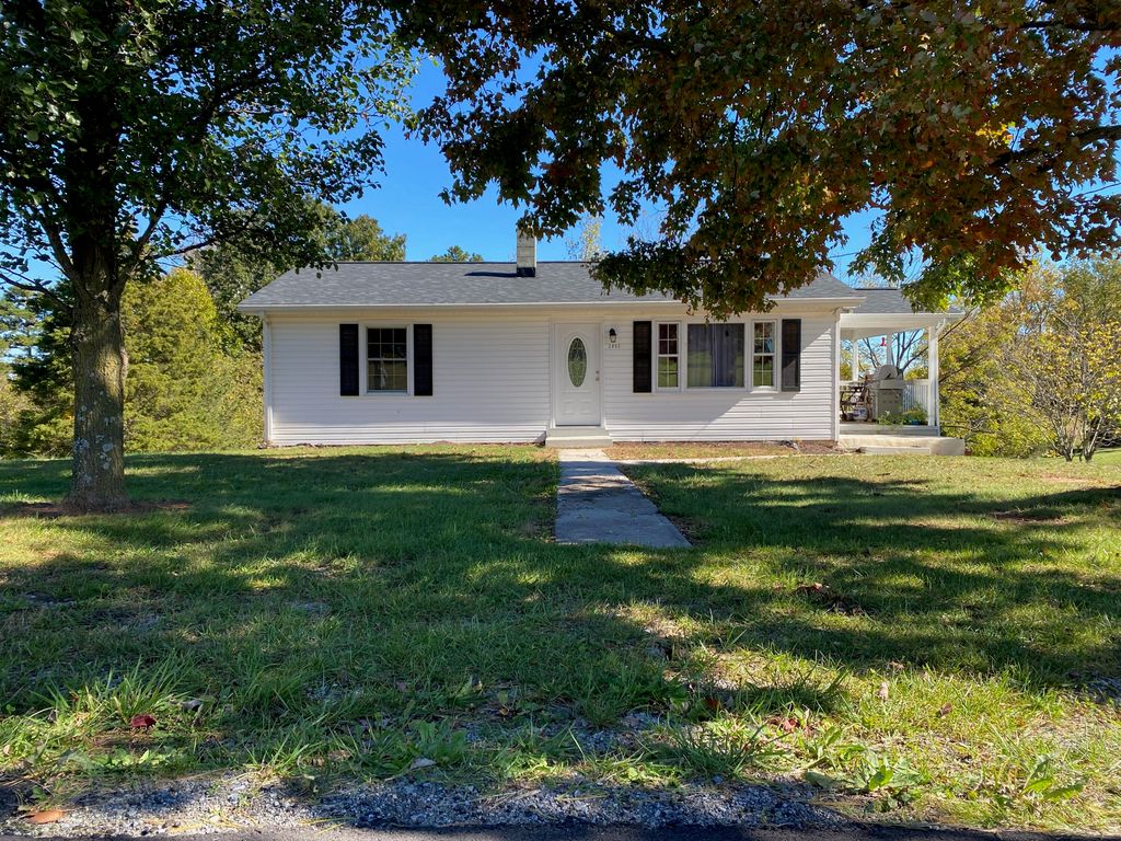 2052 Meadors Spur Rd, Moneta, VA 24121