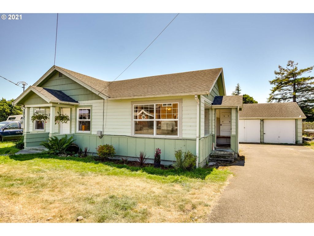 745 Avenue Q, Seaside, OR 97138