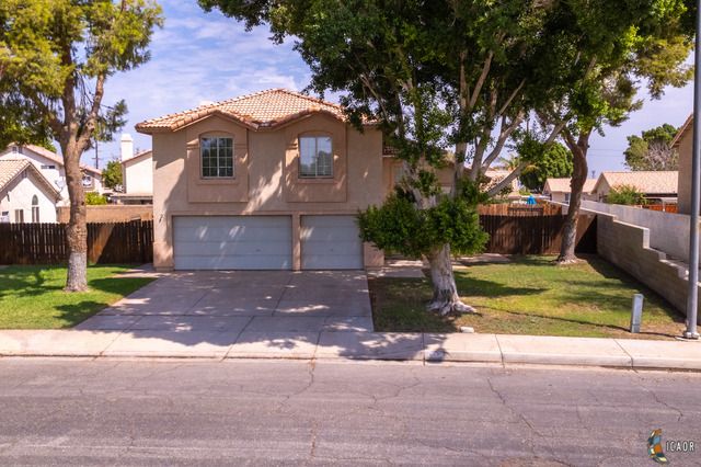 987 David St, Brawley, CA 92227