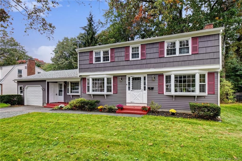 4 Sunrise Cir, Enfield, CT 06082