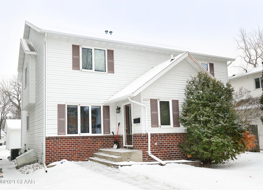 1607 4th Ave N, Grand Forks, ND 58203