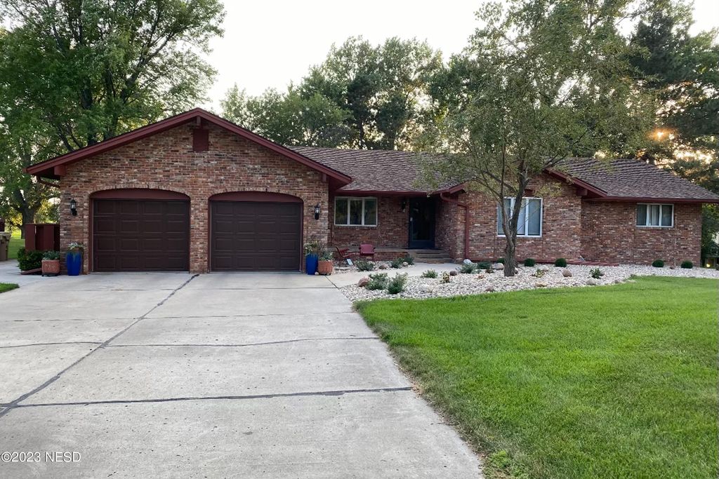 4601 Golf Course Rd, Watertown, SD 57201