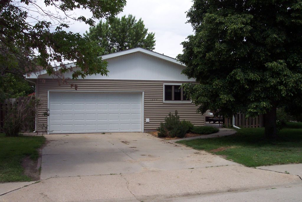 1304 E 30th Dr, Kearney, NE 68847