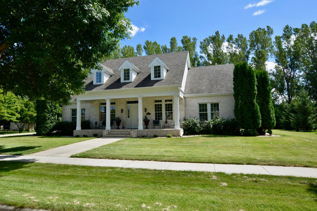 1810 Maplewood Ln, Aberdeen, SD 57401