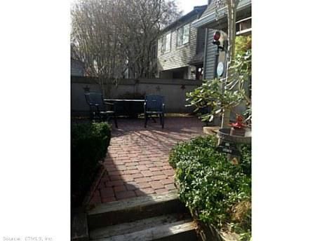 624 Longfellow Dr, Branford, CT 06405