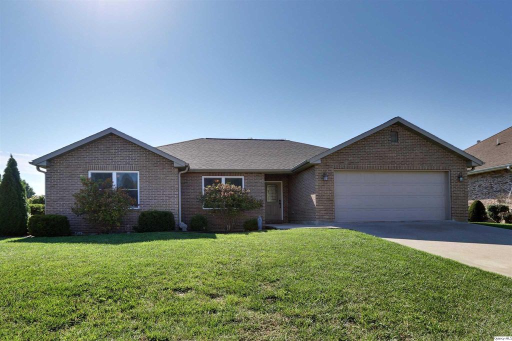 1538 Winsor Dr, Quincy, IL 62305