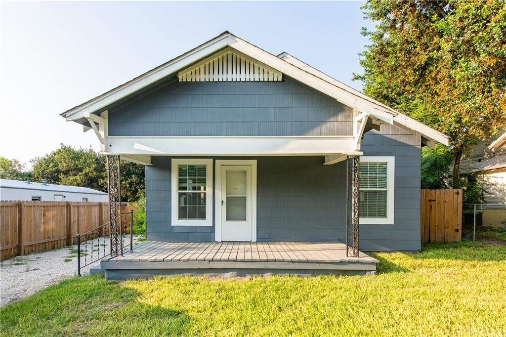 215 Victoria St, Kenedy, TX 78119