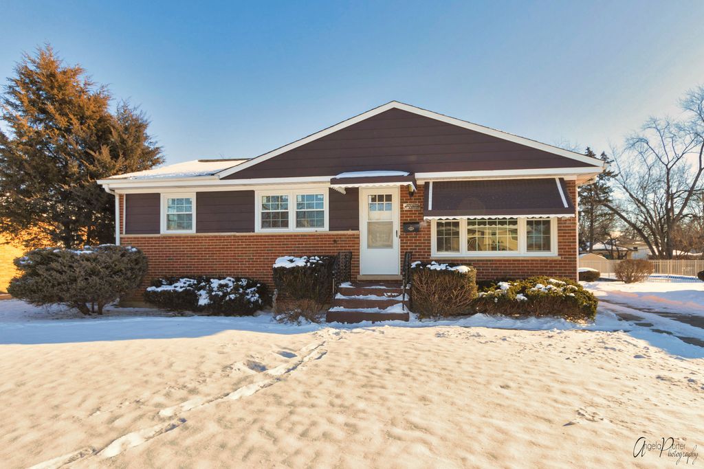 1203 S Busse Rd, Mount Prospect, IL 60056