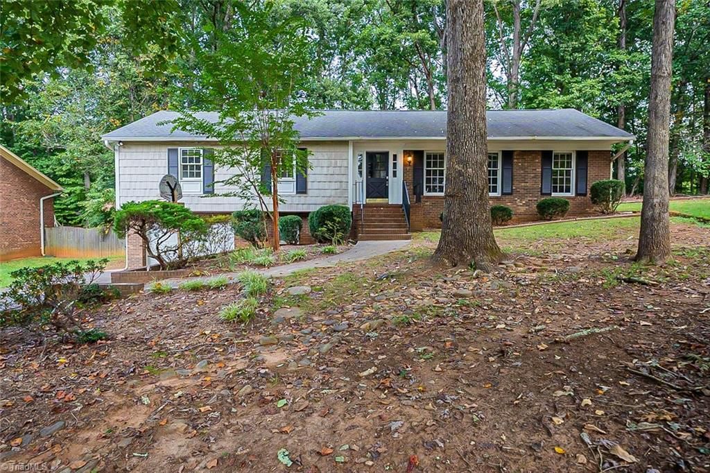 2151 Foxhunter Ct, Winston Salem, NC 27106
