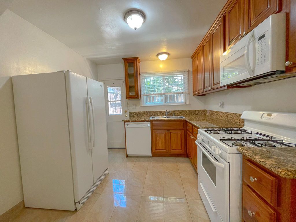 10424 Eastborne Ave #1/2, Los Angeles, CA 90024