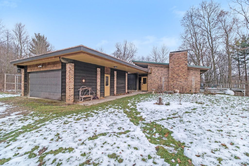 21864 W County Line Rd, Augusta, MI 49012