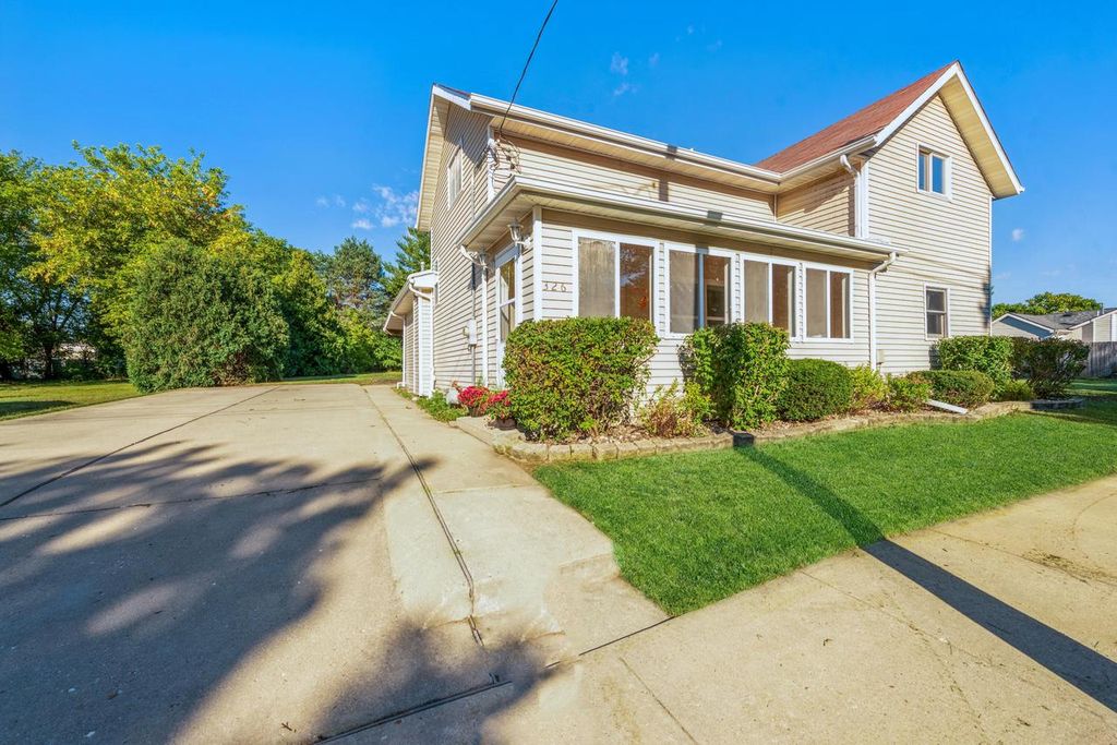 326 S 8th St, Delavan, WI 53115
