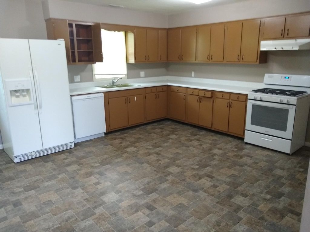182 E Center St, Holts Summit, MO 65043