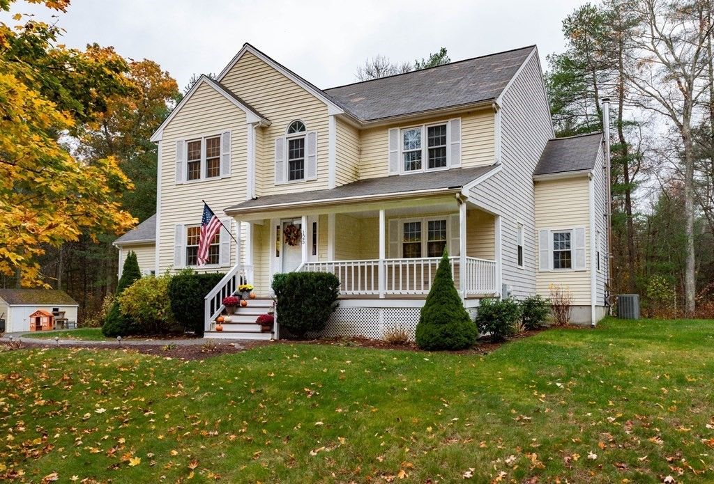125 Rivers Edge Dr, Middleboro, MA 02346