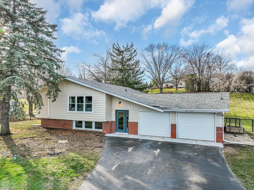 W250S3879 Center ROAD, Waukesha, WI 53189