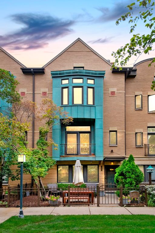 30 S Throop Pkwy, Chicago, IL 60607