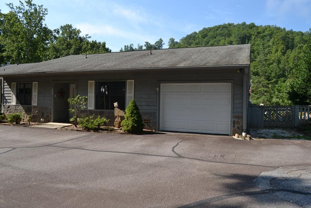 922 Country Club Dr, Franklin, NC 2 Bed, 2 Bath Townhouse 35 Photos