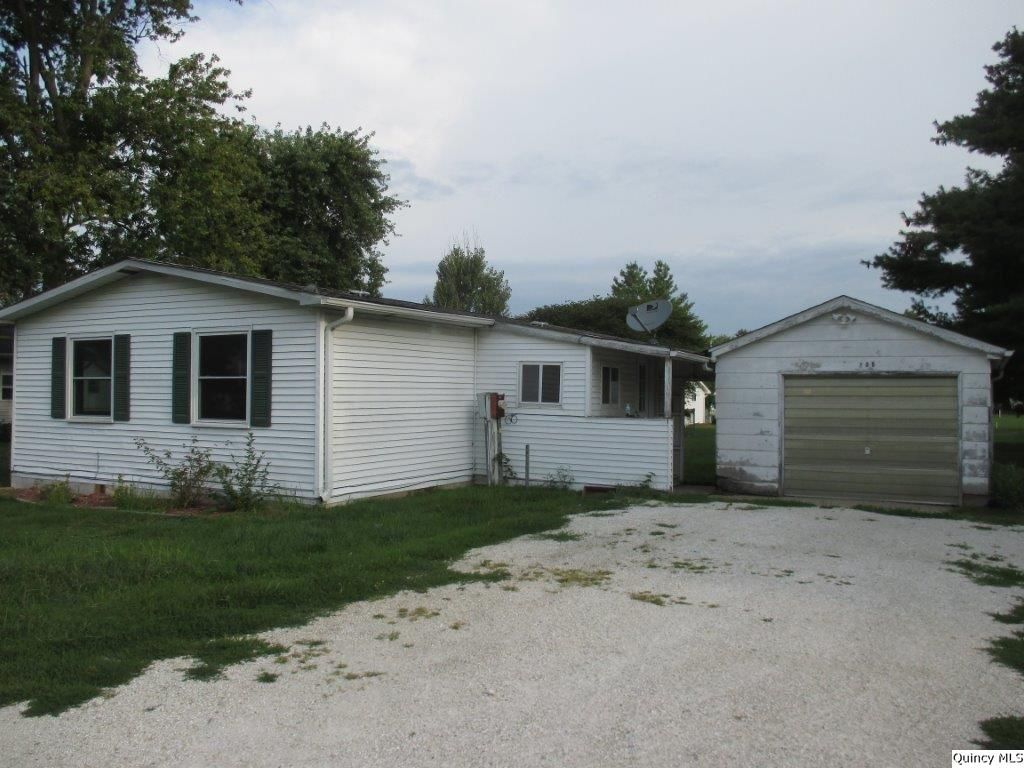 206 W 4th St, Golden, IL 62339