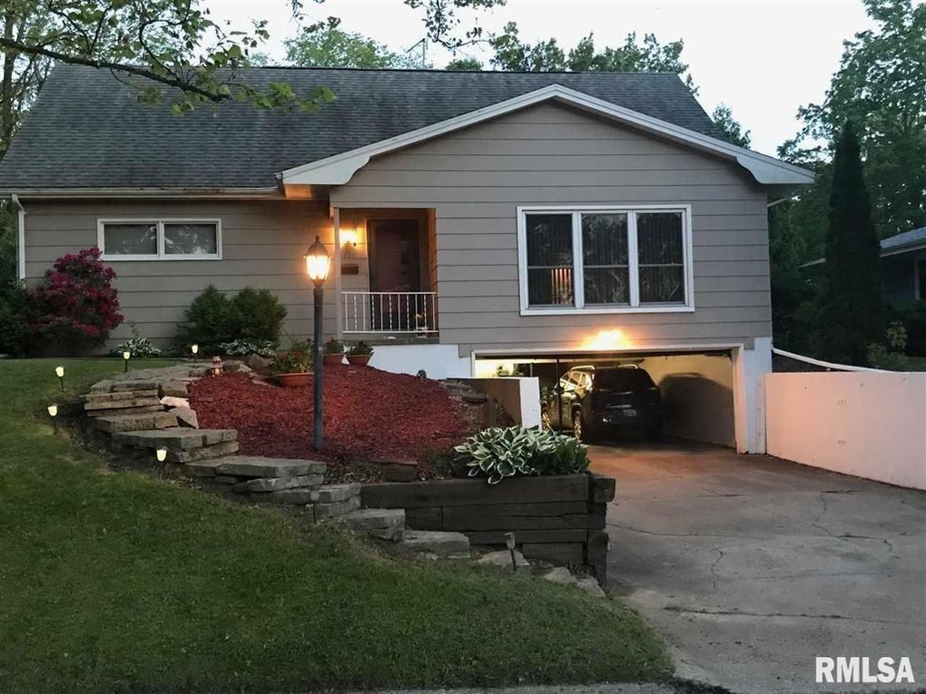 221 Kurlene Dr, Macomb, IL 61455