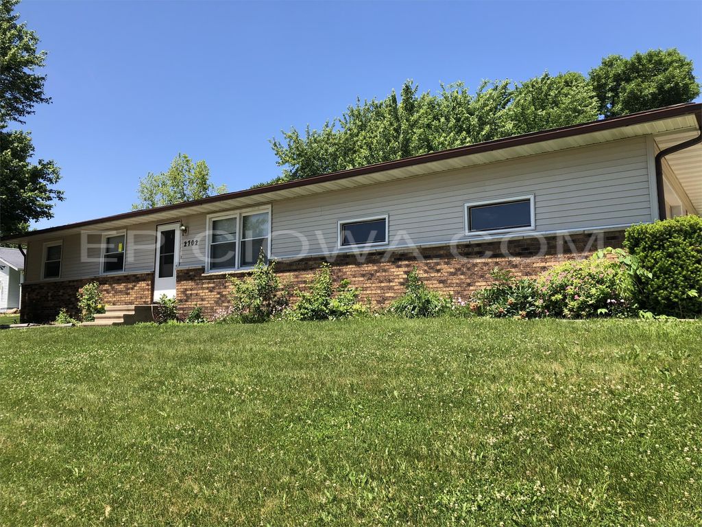 2702 Valley High Ct NW, Cedar Rapids, IA 52405