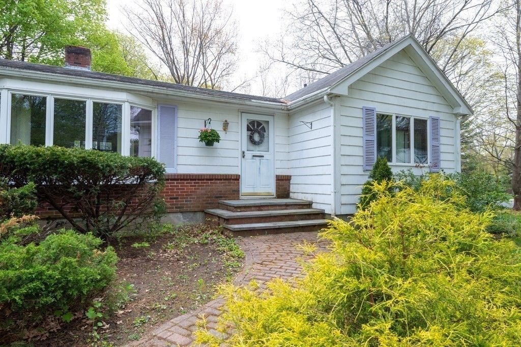 11 Newmarch St, Ipswich, MA 01938