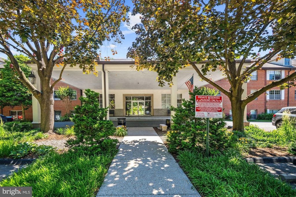 5301 Westbard Cir #102, Bethesda, MD 20816